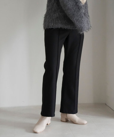 センターピンタックフレアーパンツ（サイズ展開あり）