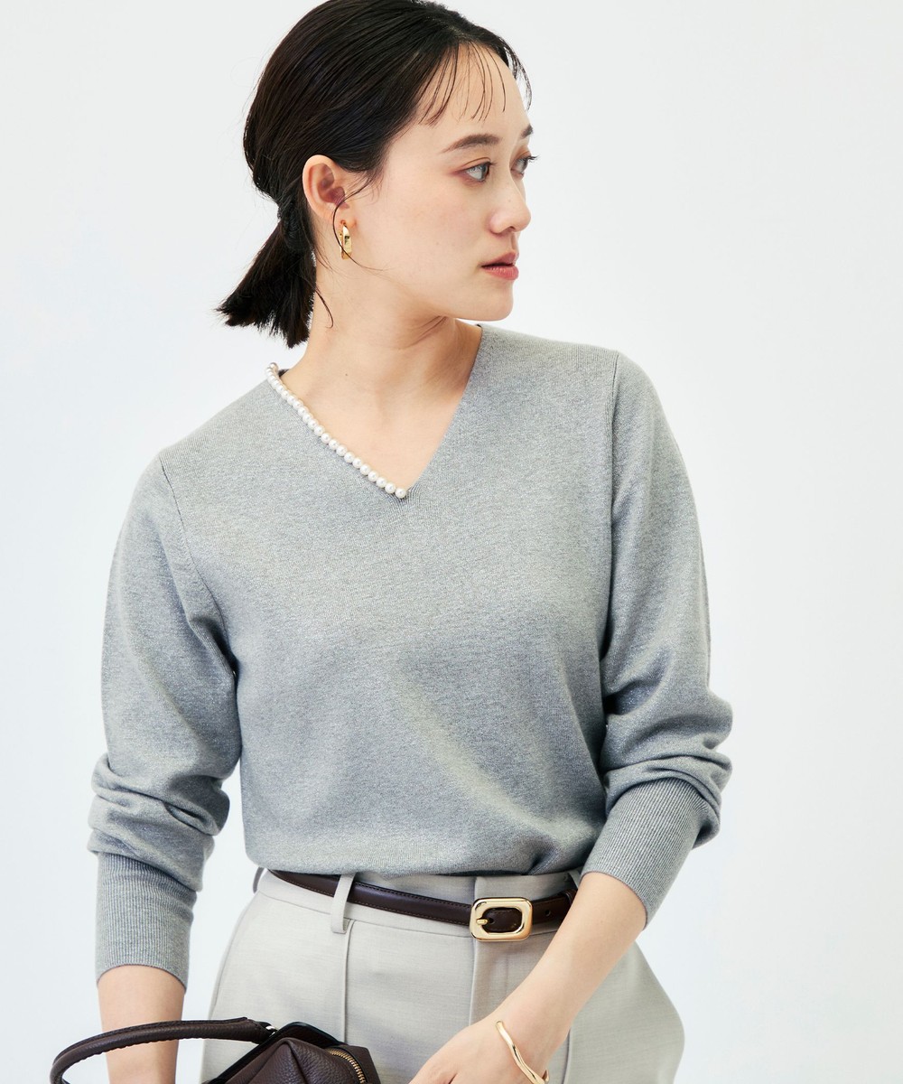 【WEB限定】《品よく映える》《手洗い可能》片衿パール総針Vネックプルオーバー