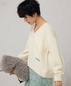 ロゴ刺繍入りVネックプルオーバーニット