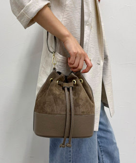 美品 AULENTTI 巾着チェーンショルダーバッグ シボ革 オフホワイト 美品 AULENTTI 巾着チェーンショルダーバッグ シボ革 オフ
