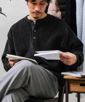 【昨年人気アイテム再登場！チクチクしないニット】モールバックボーダー ヘンリーネックニット