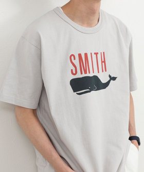 【BARNS OUTFITTERS】別注 SMITH プリントTシャツ 26SS