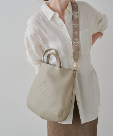 スリム2WAYトートバッグ <エンボスモノグラム>