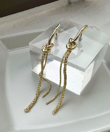 結びモチーフスクリューチェーンピアス