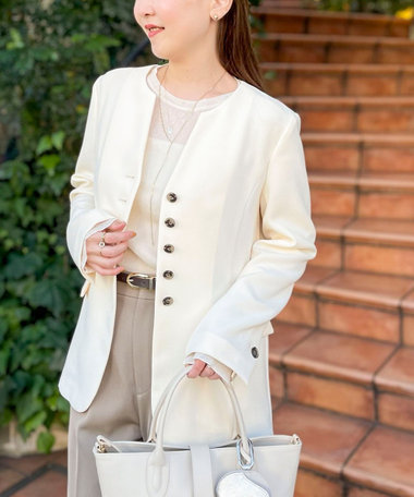 価格変更❣️美品CHANEL ノーカラージャケット バニラカラー貴重白ゴールドロゴ 価格変更❣️美品CHANEL ノーカラージャケット バニラカラー貴重白