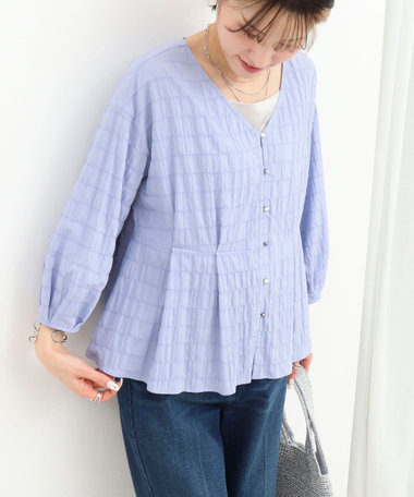 ブイネックタックブラウス