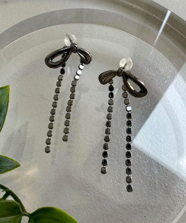 リボンモチーフドットチェーンピアス