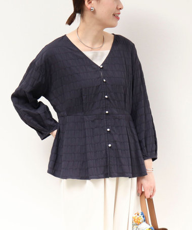 ブイネックタックブラウス