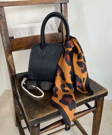 縁取りプリントスカーフ