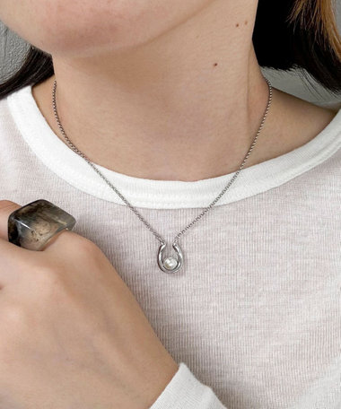 馬蹄パールアジャストミドルネックレス