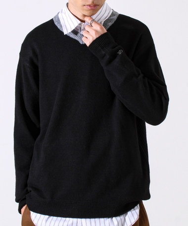 【配色リブが映える大人ニット】GR刺繍 浅Vネックプルオーバーニット