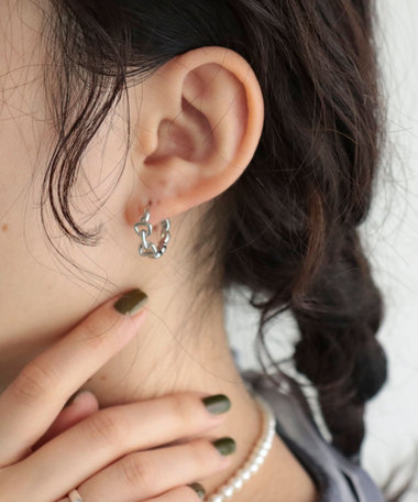 バックルモチーフフープピアス