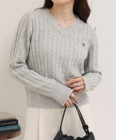 ［FREDY＆GLOSTER限定 TIME SALE！］FR刺しゅうケーブル柄Vネックニットプルオーバー