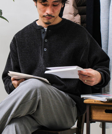 【昨年人気アイテム再登場！チクチクしないニット】モールバックボーダー ヘンリーネックニット