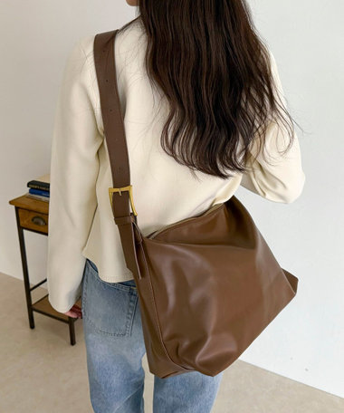 フェイクレザービッグショルダーバッグ
