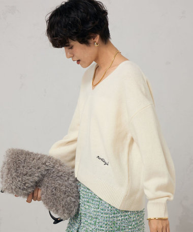 ロゴ刺繍入りVネックプルオーバーニット