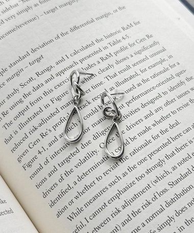 チタンポスト結びスウィングピアス