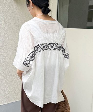 キャンブリックバック刺繍ブラウス