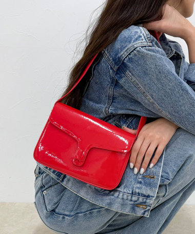 エナメルフラップワンハンドルバッグ