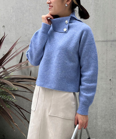 ヤク混ボタン付きタートルネックニット