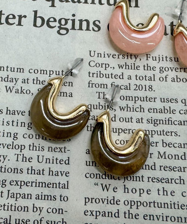 ミルキー樹脂Cカーブピアス