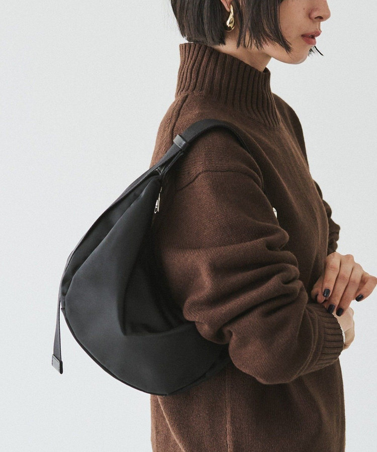 極美品☆russet☆ラシット ナイロン ラウンドショルダーバッグ 三日月　黒 極美品☆russet☆ラシット ナイロン ラウンドショルダーバッグ 三日月黒
