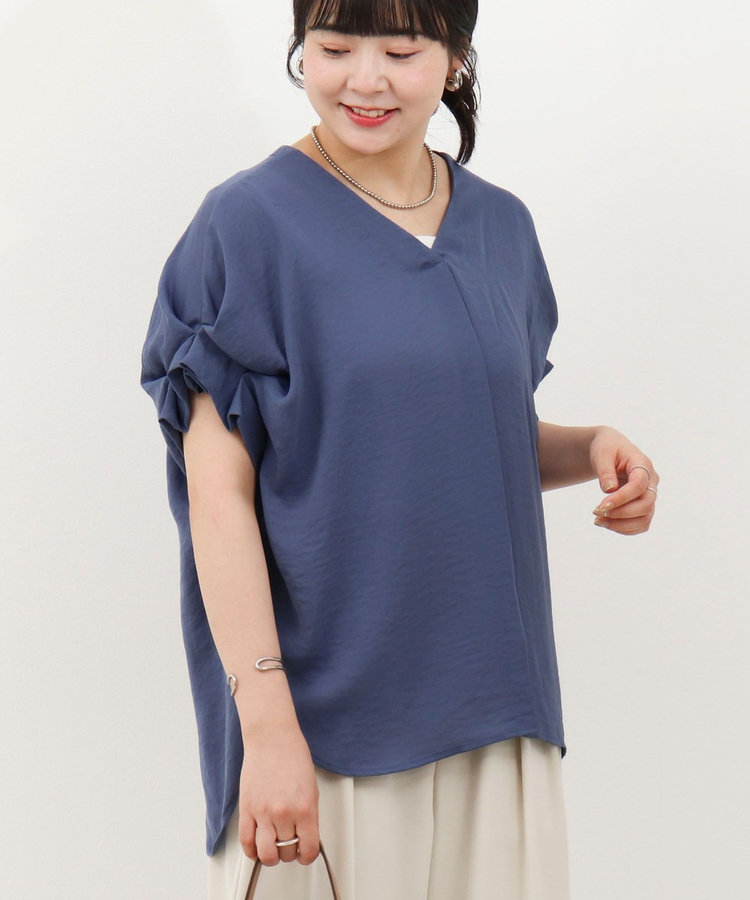 撥水クールタッチVネックブラウス