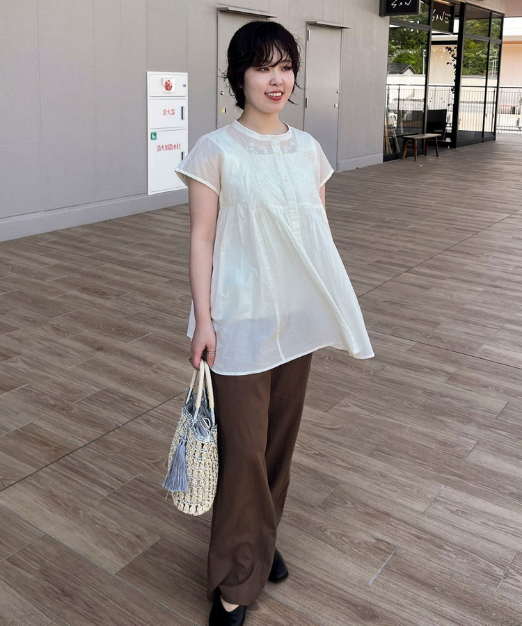 キャンブリック立体刺繍ピンタックブラウス