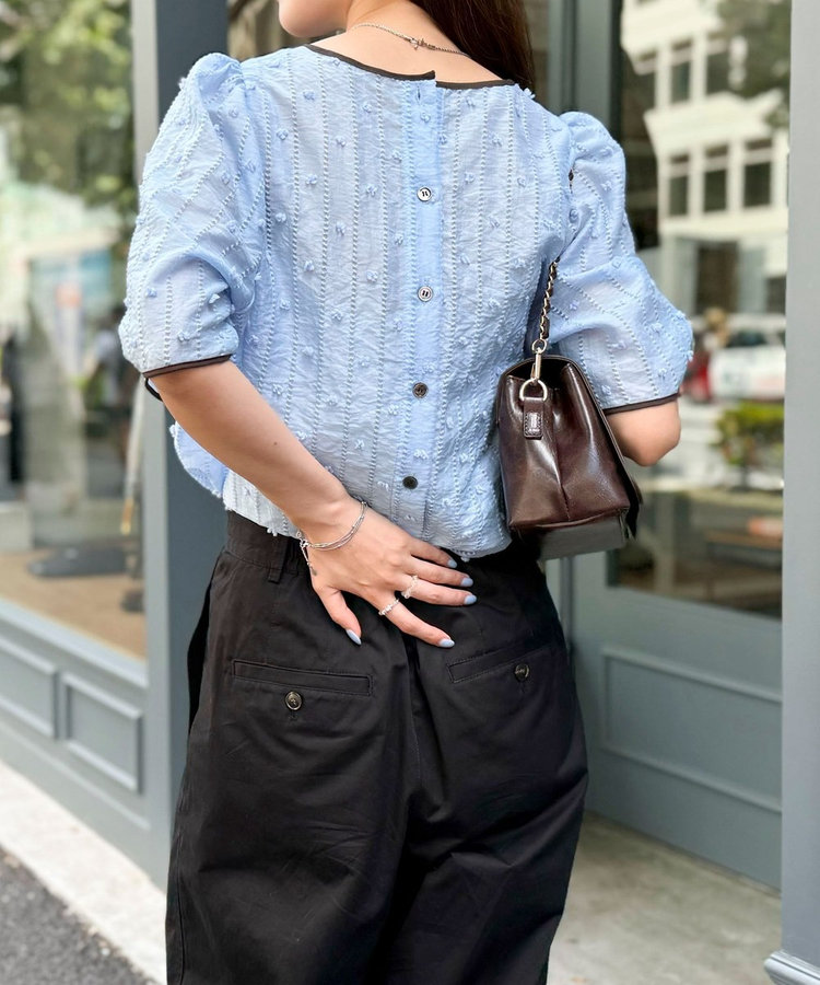 【新色追加】《大人気ブラウスの半袖バージョン》バック釦配色パイピング半袖ブラウス